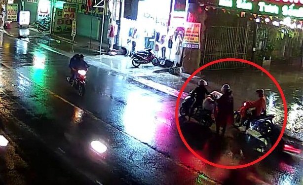 Clip: Giúp người khác buộc hàng rơi, bị xe máy tông ngã văng