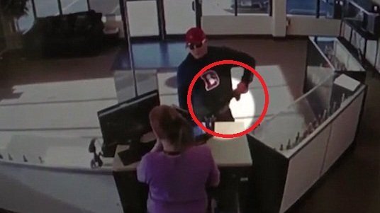 Clip: Cướp hậu đậu đánh rơi súng vào tay nữ nhân viên và cái kết cười ra nước mắt