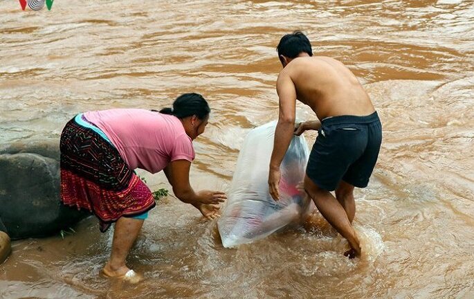 Học sinh chui túi nilon vượt suối dữ đến trường dự khai giảng ở Điện Biên: Lãnh đạo tỉnh nói gì?