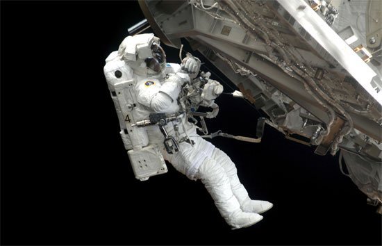 Nghi vấn phi hành gia trên ISS khoan thủng tàu vũ trụ để sớm được về Trái đất