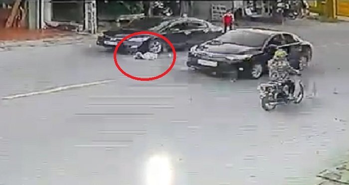Bị ô tô húc văng xa hàng chục mét, bé gái hơn 1 tuổi ở Nam Định thoát chết kì diệu