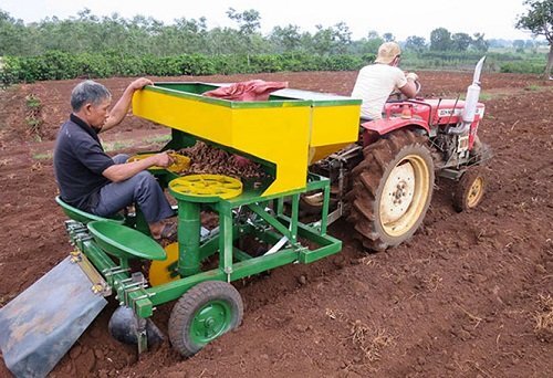 'Bỏ phố về rừng' chế tạo máy nông nghiệp giúp nông dân