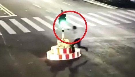 Clip: Đợi đèn đỏ quá lâu, người đàn ông vật đổ cột đèn giao thông