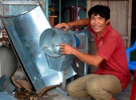 Anh nông dân thoát nghèo nhờ máy thái rau