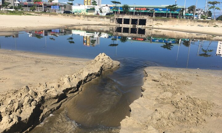 Xác định thủ phạm lén lút xả nước thải hôi thối ra biển Đà Nẵng