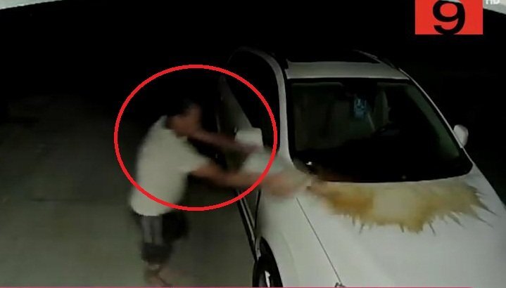 Clip: Đổ nước tiểu lên xe hàng xóm lúc nửa đêm bị camera an ninh ghi lại