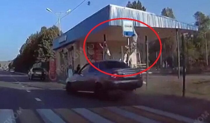 Clip: Ô tô điên phóng như tên lửa, hất tung 3 mẹ con lên trời