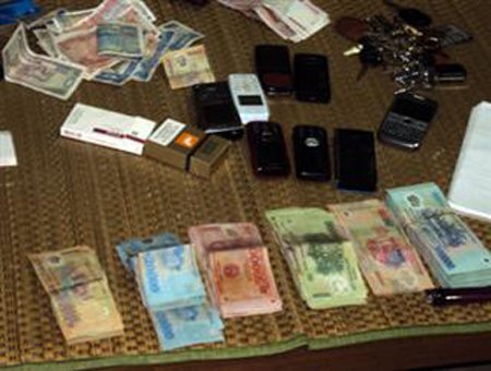 Đánh bạc cùng nguyên phó giám đốc sở, một giám đốc ban quản lý bị tạm đình chỉ