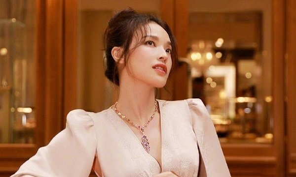 Thư Kỳ gây ấn tượng với nhan sắc như đôi mươi ở tuổi 42