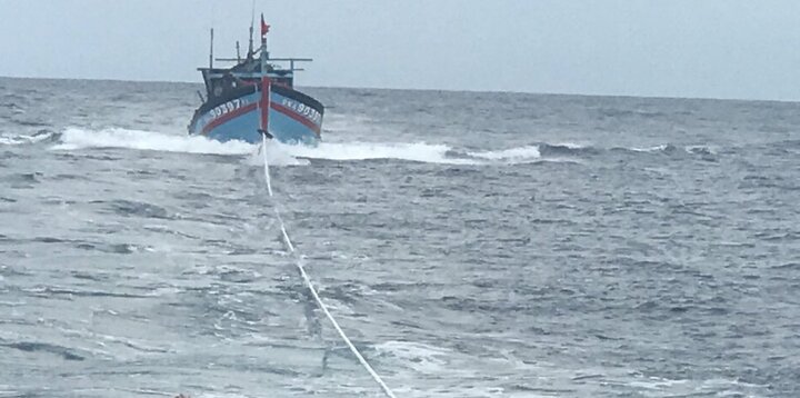 Cứu 8 ngư dân gặp nạn ở vùng đánh bắt chung giữa Việt Nam – Trung Quốc