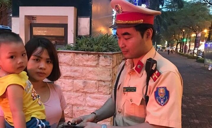 CSGT trả lại 20 triệu đồng cho người phụ nữ nghèo đánh rơi khi đi xin việc