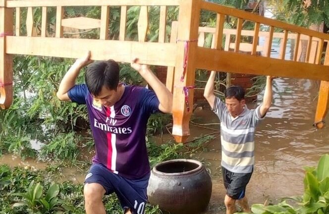 Nước lớn làm vỡ đê, dân dọn đồ tránh sạt lở trong đêm