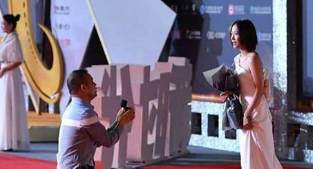 Hoa đán Trung Quốc hoảng sợ vì bị fan cuồng cầu hôn trên thảm đỏ
