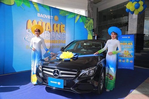 Khách hàng trúng thưởng xe Mercedes-Benz C200 trong chương trình tri ân của Tập đoàn Bảo Việt