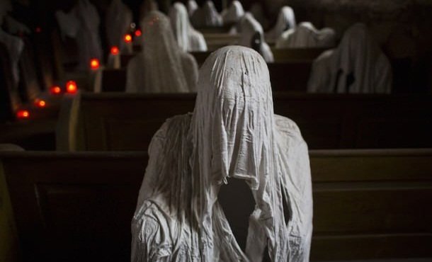 Video: Cảnh rùng rợn trong nhà thờ chỉ có 'bóng ma' cầu nguyện ở Czech