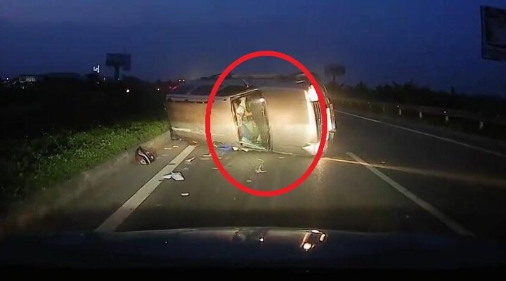 Clip: Tránh bó củi, ô tô Ford lật thảm khốc trên cao tốc Hà Nội - Bắc Giang
