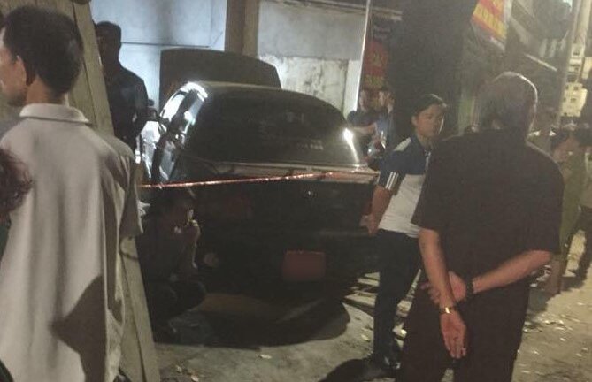 Hoảng hồn phát hiện thi thể thợ sửa ô tô dưới gầm xe