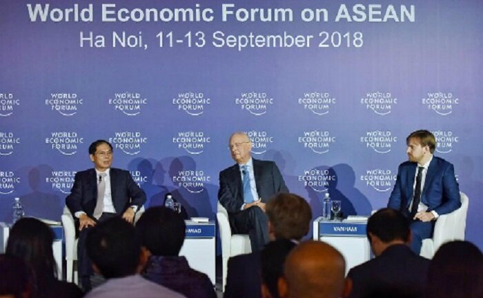 Chủ tịch WEF: Đừng để con người trở thành nô lệ của robot