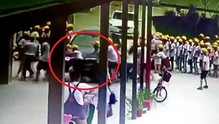 Clip: Cô giáo lái BMW trong sân trường, đâm hàng loạt học sinh