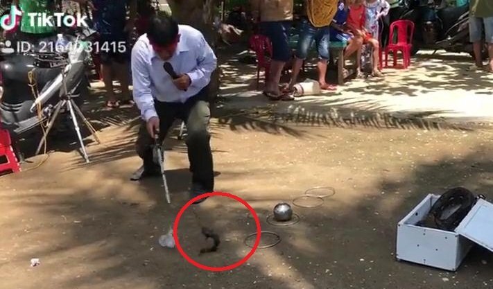 Clip: Màn biểu diễn ảo thuật câu cá trong chai nước cực ảo diệu