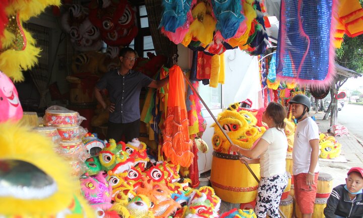 Ảnh: Dân Huế thu hàng chục triệu đồng từ nghề làm đầu lân Tết Trung thu