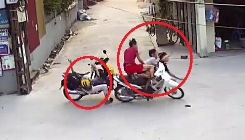 Clip: Phóng như bay qua ngã tư, xe máy kẹp 3 gây tai nạn rồi lao xuống mương