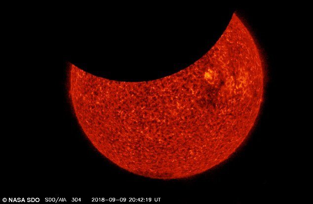 Tàu vũ trụ NASA ghi lại khoảnh khắc ngoạn mục mặt trăng ‘ăn’ mặt trời