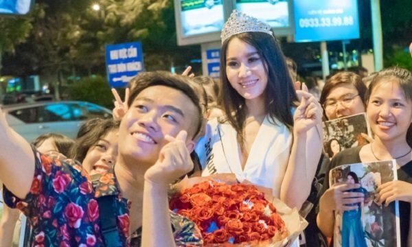 Á hậu Sắc đẹp Toàn cầu 2018 Dương Yến Phi xúc động khi được fan đón tại sân bay