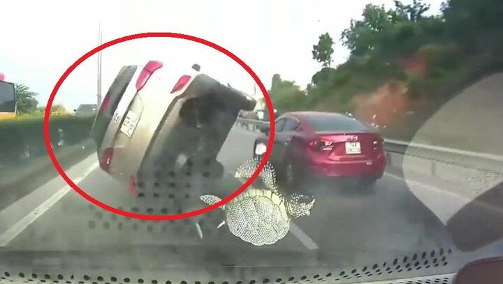 Clip: Húc đuôi xe trước, ô tô Santa Fe lật nhào như phim ở Quảng Ninh