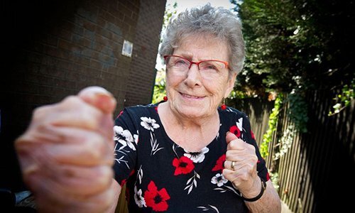 Video: Cụ bà 93 tuổi đối đầu 2 tên cướp và cái kết bất ngờ