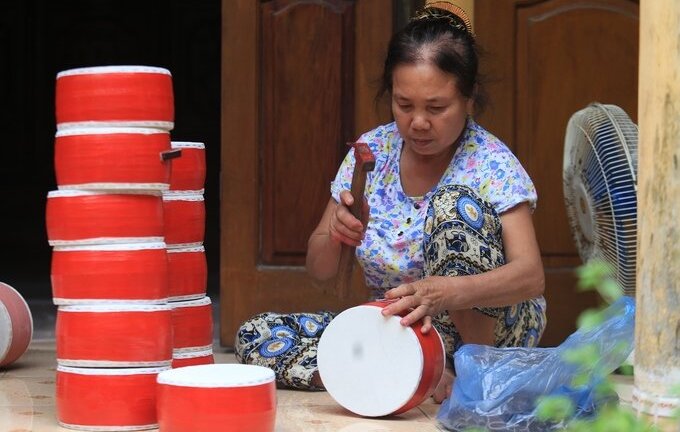Video: Nghệ nhân thoăn thoắt làm 100.000 trống Trung thu vẫn không đủ bán