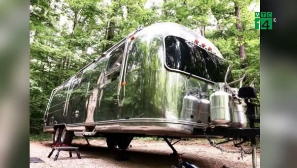 Video: Mãi không trả hết nợ, cặp vợ chồng đưa con cái lên ô tô sống cuộc đời trong mơ