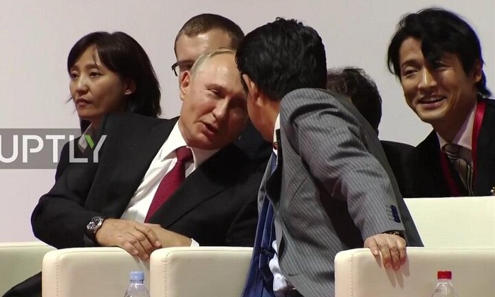 Video: Tổng thống Putin ghé tai nói đùa với Thủ tướng Abe khi xem Judo