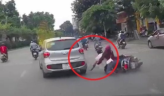 Clip: Ô tô Hyundai i10 huých ngã xe máy rồi bỏ đi gây phẫn nộ