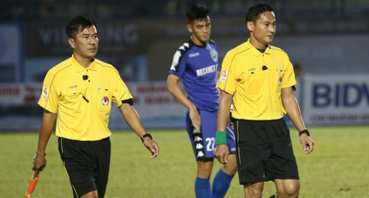 Trọng tài V-League lại mắc sai lầm nghiêm trọng, 'bẻ còi' huỷ bàn thắng