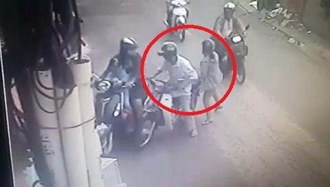 Clip: Cặp đôi dàn cảnh va chạm giao thông, móc túi tinh vi trên phố Sài Gòn