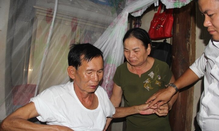 Cuộc hội ngộ đầy nước mắt của con trai và người cha liệt sỹ suốt 30 năm trong đêm tại Campuchia