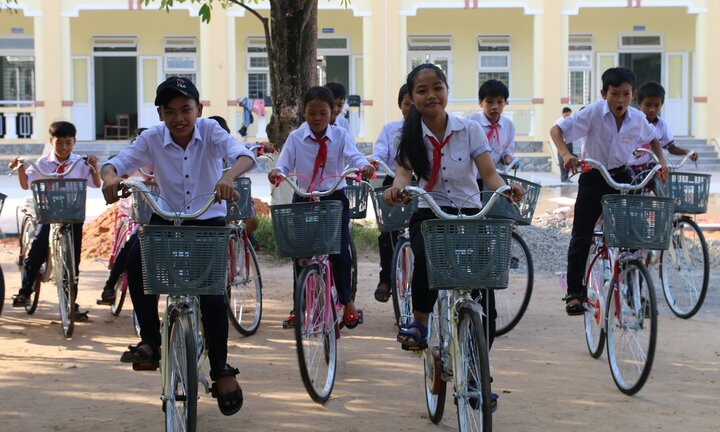 Nâng bước học trò nghèo Quảng Nam đến trường