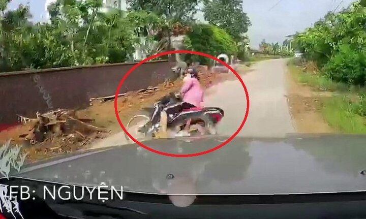 Clip: Xe máy drift khét lẹt trước đầu ô tô trên đường làng