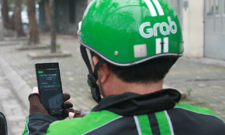 Dân vây bắt tên cướp dùng dao uy hiếp tài xế GrabBike