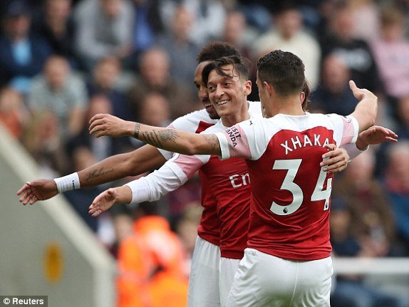 Video kết quả Newcastle 1-2 Arsenal: Ozil lập công trong ngày đặc biệt