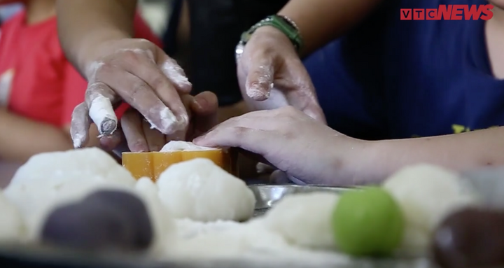 Video: Học sinh khiếm thị làm bánh trung thu ở Hà Nội