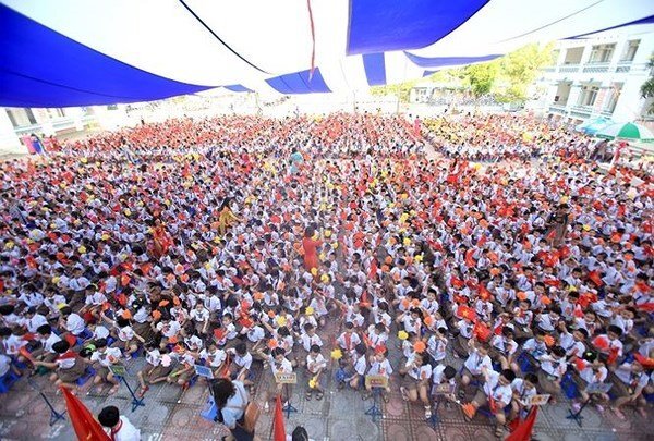 Video: Trường tiểu học đông nhất Hà Nội bỏ lịch học luân phiên, bán trú