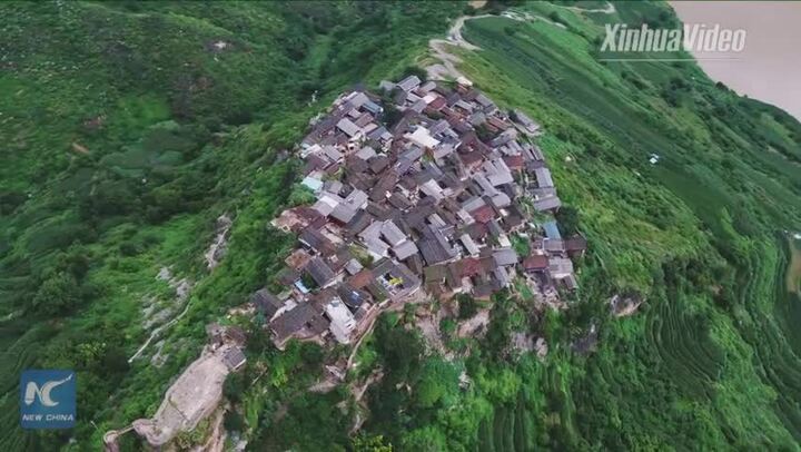 Video: Nín thở ngắm ngôi làng Trung Quốc xây trên một tảng đá cuội khổng lồ