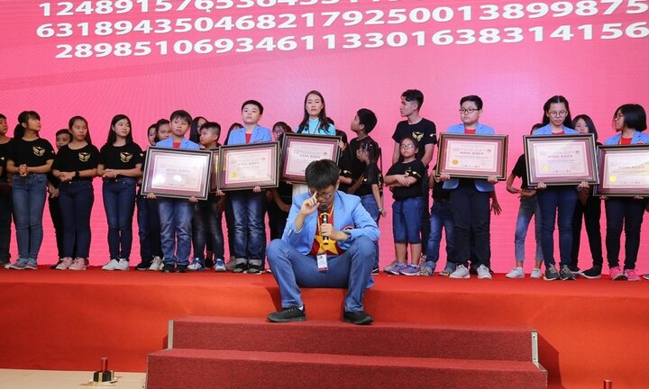 Kỷ lục gia Việt biến cậu bé tự kỷ, nghiện game thành 'thần đồng' siêu trí nhớ