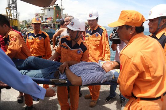 10 ngư dân Quảng Ngãi bị ngộ độc, hôn mê trên biển sau khi ăn cá chình