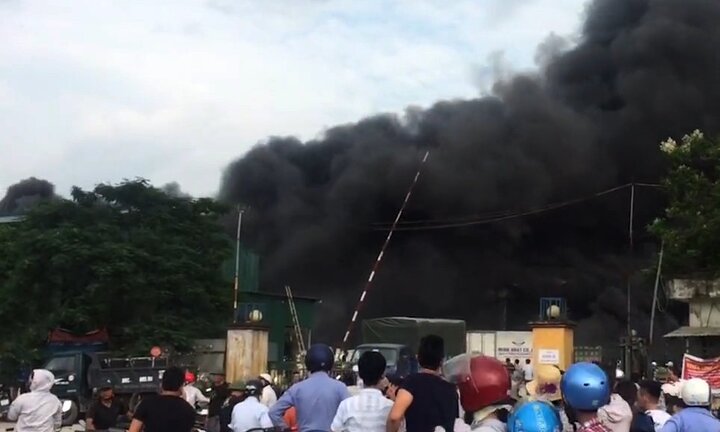 Cháy lớn thiêu rụi kho hàng nghìn mét vuông ở Hưng Yên, khói cuồn cuộn đen kịt trời