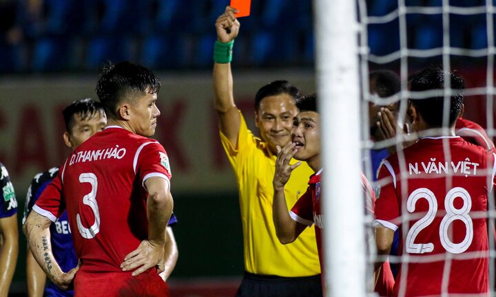 Vòng 22 V-League: Những tấm thẻ đỏ 'cười ra nước mắt'
