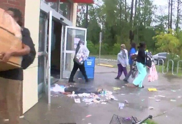 Video: Nạn hôi của hoành hành sau siêu bão Florence ở Mỹ