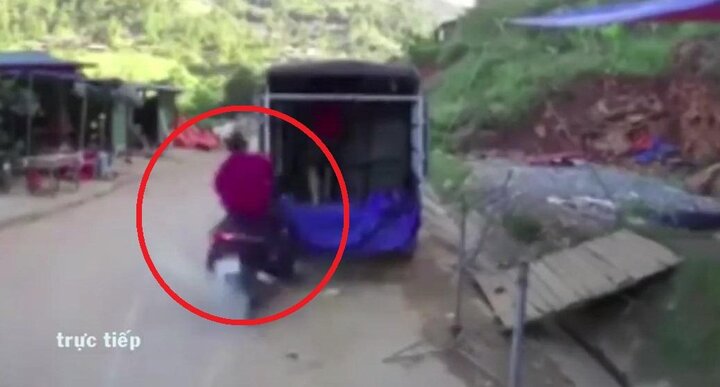 Clip: Phóng như bay tông đuôi xe tải đỗ ven đường, người đi xe máy chết thảm